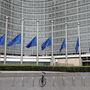 Az Európai Bizottság brüsszeli székháza előtt is félárbocra engedték a zászlókat.