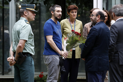 Párizsban a spanyol nagykövetség előtt tartottak csendes megemlékezést.