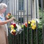 A berlini spanyol nagykövetség kerítésén is egyre több a virág.