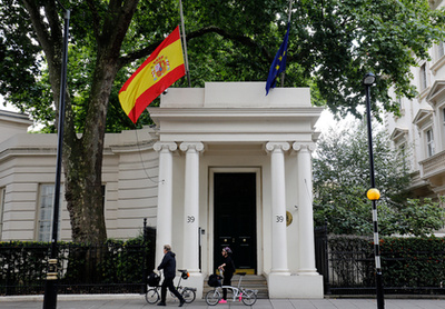 Párizsban a spanyol nagykövetség előtt tartottak csendes megemlékezést.