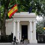 Félárbocra engedett zászló a londoni spanyol nagykövetség épületén.