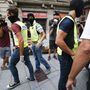 A katalán rendőrség (Mosso d'Esquadra) tagjai Ripoll utcáin a támadásokat követő napon.
Az El País című spanyol napilap előzetes nyomozási eredményekre hivatkozva jelentette, hogy egy 12 fős, többnyire 17 és 24 év közötti fiatalokból álló terrorista sejt szervezhette meg a Barcelonában előző nap és Cambrilsban péntek hajnalban elkövetett gázolásos merényleteket. A 12 gyanúsított közül ötöt a cambrilsi támadást részben meghiúsító rendőrség lelőtt, további négyet, köztük három marokkói állampolgárságút pedig őrizetbe vett. A 22 éves Younes Abouyaaqoubet még keresi a rendőrség.