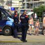 Rendőri készültség Cambrilsban.Néhány órával a barcelonai kisbuszos merénylet után újabbat hajtottak végre a terroristák a katalán fővárostól száz kilométerre fekvő Cambrilsban. Öt férfi hajtott egy Audi A3 autóval gyalogosok közé, hét embert – köztük egy rendőrt – megsebesítettek. Az egyik válságos állapotú sérült péntek délután életét vesztette.