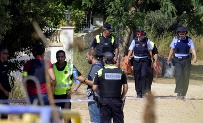 Összesen 14 ember meghalt, és 130 megsérült a két spanyolországi merényletben.
13 ember meghalt, több mint százan megsérültek, amikor egy kisbusz a tömegbe hajtott Barcelona egyik népszerű turistautcájában csütörtök délután, majd péntek hajnalban Cambrilsban hét embert sebesített meg öt később lelőtt támadó autójával. Az egyik sérült pénteken meghalt.