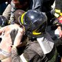 Kedden délelőtt a tűzoltók egy hét- és egy négyéves fiúért kezdték meg a küzdelmet, hogy kimentsék őket a romok alól.