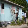 A karibi térségben mentik a menthetőt, az ajtókat, ablakokat bedeszkázzák