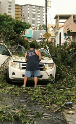 Key Westben megerősítik a házakat a közelgő viharra készülve. Florida déli szigetein szerda estére csaknem teljesen befejeződött a lakosság kiköltöztetése, már 25 ezer ember hagyta el otthonát.