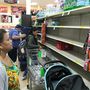 Miami egyik bevásárlóközpontjában már üresek polcok. Az emberek készülnek a viharra, élelmiszert vizet tartalékolnak. Miamiban és Fort Lauderdale-ben tart az evakuálás, Cape Canaveral rakétaindító bázisát lezárták.