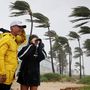 Mark Depenbrock a lányával figyeli vasárnap az Irma érkezését az Anglins Fishing Pier közelében. Azóta a hurrikán 