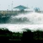 Vasárnap törték át a hullámok a floridai Anglins móló tengerbe nyúló deszkáit.