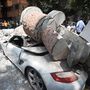 A földrengés épületeket rongált meg, a lehulló betondarabok a parkoló autókban tettek kárt.