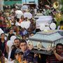 A földrengés áldozatainak temetése Atzalában.