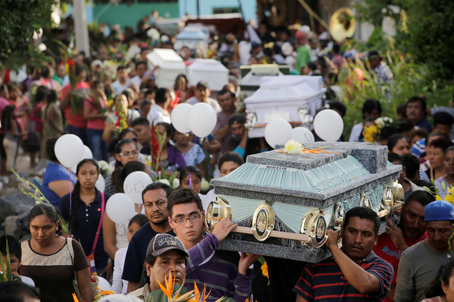 A földrengés áldozatainak temetése Atzalában.