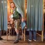 Bajor népviseletbe öltözött férfi lép ki a szavazófülkébõl Schlierseében. 