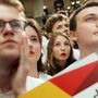 Fiatal CDU-szimpatizánsok a párt berlini székházában figyelik az exit poll adatokat.