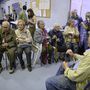 Idősek várakoznak egy byarcelonai szavazóhelyen