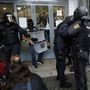 Spanyol rohamrendőrök ürítenek ki egy szavazóhelyet Barcelónában