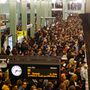 A vihar Berlint is elérte, az Alexanderplatzon tömegek várták a metrót