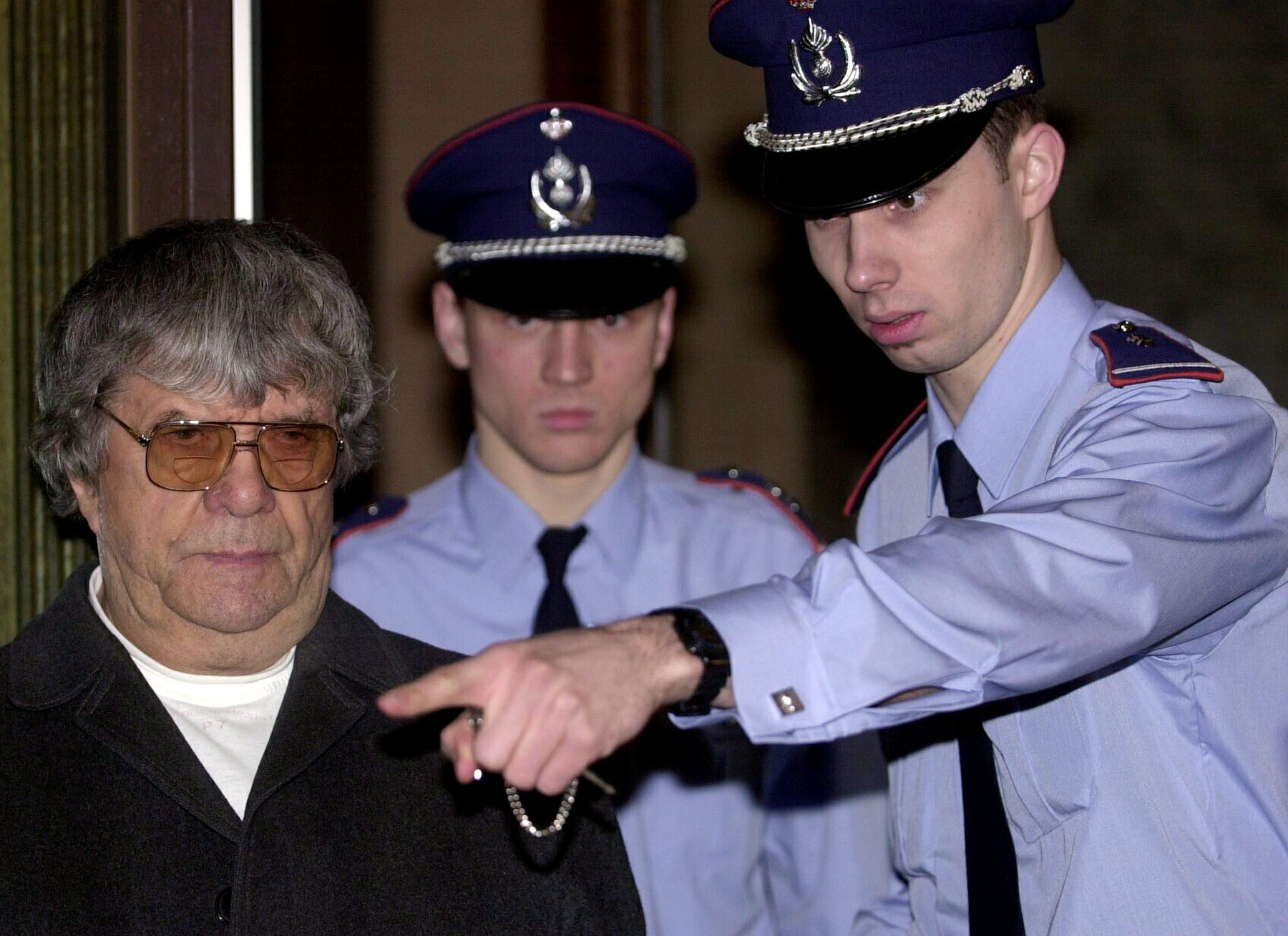 Pándy Ágnes takarja el az arcát egy autóba ülve 2010. június 14-én Brugge-ben, miután 13 év után kiengedték a börtönből és engedélyezték számára, hogy egy apácazárdába költözzön be.