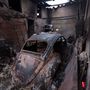 Kiégett jármû roncsa egy autófényezõ mûhelyben az észak-portugáliai Pinheiro dos Abracos faluban 2017. október 16-án.