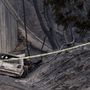 Közúti alagút bejáratánál áll a portugáliai erdõtűzben kiégett járműroncsok egyike amelybõl egy idõs pár maradványait emelték ki Relvas falu közelében 2017. október 16-án