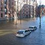 Hamburgban az utcákat néhány órára elöntötte a víz, amit a nagy szél miatt keletkezett vihardagály okozott. A tenger vizét a szél az Elba folyó torkolatába terelte, így a kikötő és a belváros alacsonyabban fekvő részeit elöntötte a víz.