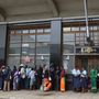 Pénzfelvétel miatt várakozó emberek sorakoznak egy bank elõtt Hararében.