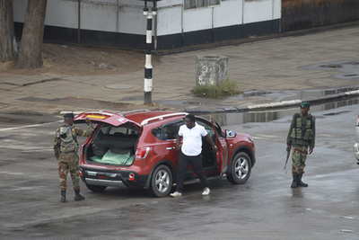 Páncélozott harci jármûvel zárják el a parlamenthez vezetõ fõutat katonák Hararében.