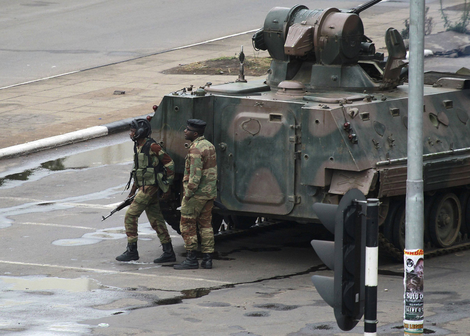 Páncélozott harci jármûvel zárják el a parlamenthez vezetõ fõutat katonák Hararében.