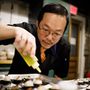 Joseph Yoon dél-koreai-amerikai szakács tízfogásos vacsorát készít Brooklyn Kitchen nevű New York-i éttermében.