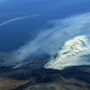 A NASA által kiadott felvétel, amit a ISS (Nemzetközi Űrállomás fedélzetéről készítettek és a Kaliforniában tomboló erdőtüzek füstjéről 2017. december 6-án.