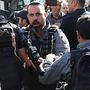 Izraeli rendőr tart fegyvert egy fiúra Jeruzsálemben, a Damaszkuszi kapu közelében.Izraeli katonák pénteken megöltek két palesztin tüntetőt és megsebesítettek 35-öt a Gázai övezet és Izrael határa mentén kibontakozott összetűzésekbe. Ők voltak az első halálos áldozatai az újabb közel-keleti forrongásnak.