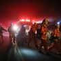 Csupán San Diego megyében több ezer tűzoltót, hét repülőgépet, 15 helikoptert, katonákat vetettek be. San Diego városától 80 kilométerre északra mintegy 1160 hektárnyi területen ég az erdő, a lángok 85 építményt semmisítettek meg. Hat ember, köztük két tűzoltó égési sérüléseket szenvedett.