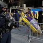 New Yorkban kordonok és fegyveresek vigyáznak a tömegre.