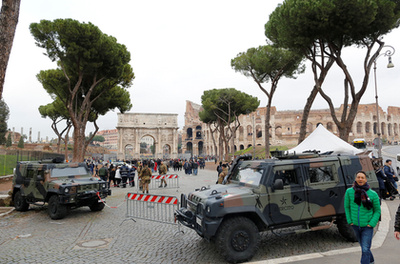 Tűzijáték köszönti az új év beköszöntét a Kuala Lumpur-i 452 méter magas Petronas-ikertornyok mellett szilveszter éjszakáján. 