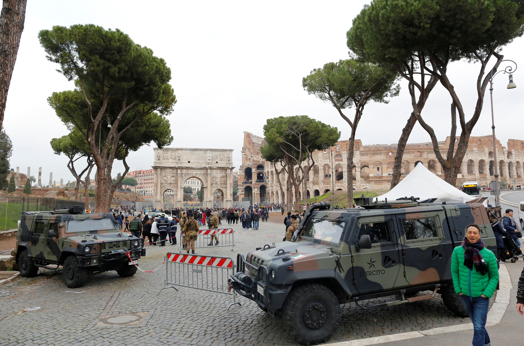 Tűzijáték köszönti az új év beköszöntét a Kuala Lumpur-i 452 méter magas Petronas-ikertornyok mellett szilveszter éjszakáján. 