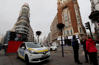 Tűzijáték köszönti az új év beköszöntét a Kuala Lumpur-i 452 méter magas Petronas-ikertornyok mellett szilveszter éjszakáján. 