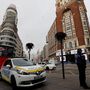A karácsonyi és újévi időszak megszigorított biztonsági intézkedéseinek részeként őrködő rendőrök autója a madridi Callao téren a fővárosi szabadtéri óévbúcsúztató ünnepségek egyik színhelyén Spanyolországban 2017. december 31-én. 