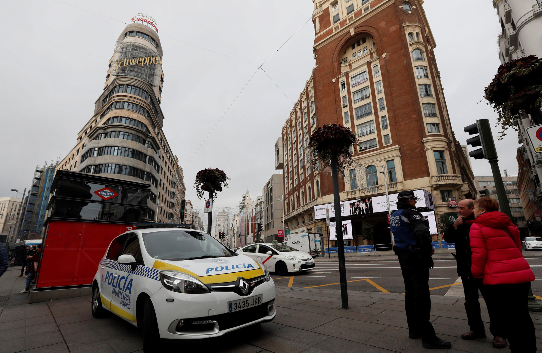 Tűzijáték köszönti az új év beköszöntét a Kuala Lumpur-i 452 méter magas Petronas-ikertornyok mellett szilveszter éjszakáján. 