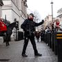 Londonban, a Westminster közelében is fegyveres biztonsági őrök ügyelnek.