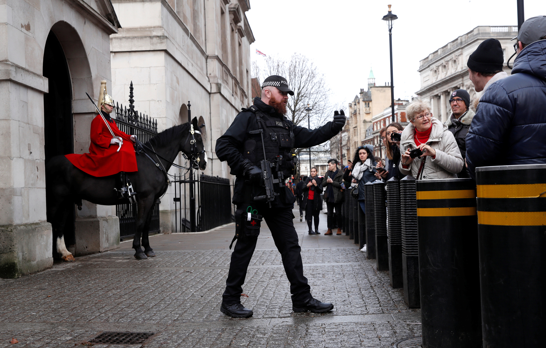 Tűzijáték köszönti az új év beköszöntét a Kuala Lumpur-i 452 méter magas Petronas-ikertornyok mellett szilveszter éjszakáján. 