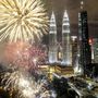 Tűzijáték köszönti az új év beköszöntét a Kuala Lumpur-i 452 méter magas Petronas-ikertornyok mellett szilveszter éjszakáján. 