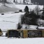 Svájcban a montreux-i vonalon egy vasúti szerelvény dőlt le a sínről. A balesetben többen megsérültek.