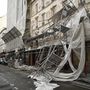 Párizs 17. kerületében egy épület állványzatát döntötte le a szél.