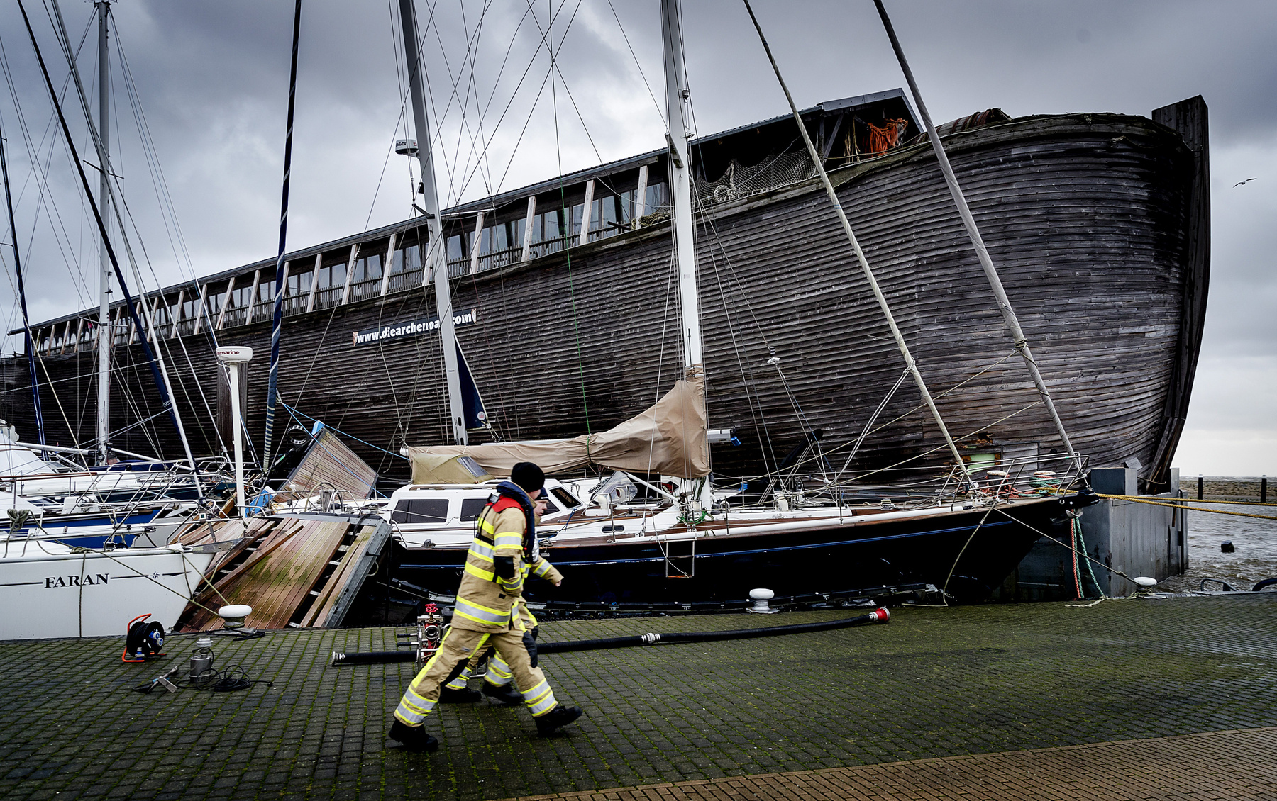 Horgonyzó árbócos hajókra sodorták a széllökések a De VerhalenArk múzeumhajót a hollandiai Urk kikötőjében. Itt 115 km / órás széllökéseket mértek.