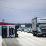 Széllökéstől felborult kamion az A1-es autópályán a svájci Önsingen és Niederbipp között.
