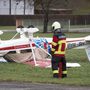 Széllökéstől felborult sétarepülőgéphez kiérkezett tűzoltók a svájci Buochs településen.