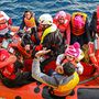 A mentés két motorcsónakkal zajlik. A csónakokon van egy orvos, és egy kommunikációs tiszt is. Az utóbbi feladata, hogy arabul elmagyarázza a menekülteknek a mentés pontos menetét. A mentőcsónakok nem közelítik meg a menekültek hajóját addig, amíg nem biztos, hogy mindenki megértette a feladatot. A mentés közben kitörő pánik ugyanis a legénység életét is veszélybe sodorhatja.
