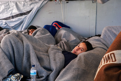 A környéken feltűnt egy angol hadihajó, akik szintén kimentettek egy csónakot az éjjel. A nagyságrendekkel nagyobb és gyorsabb hajó elvállalta, hogy átveszi a Sea-Watch 3 menekültjeit, hogy Szicíliára szállítsa őket. Sierra Leone-i menekültek figyelik a hadihajó közeledését.
Egy szíriai családot leszámítva a legtöbbjüknek nem sok esélye van, hogy menedékjogot kapjon Európába.
