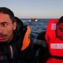 Két líbiai férfi a Sea-Watch 3 mentőcsónakjában. Hátuk mögött látszik a gumicsónak, amiben az emberek még várakoznak a mentésre
